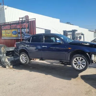 Ford Mondeo Sağ Ön Kapı